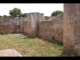 08184 ostia - regio v - via dell'invidioso - edificio (v,iv,3) - nordseite - 2. raum von westen - westwand - 06-2024.jpg